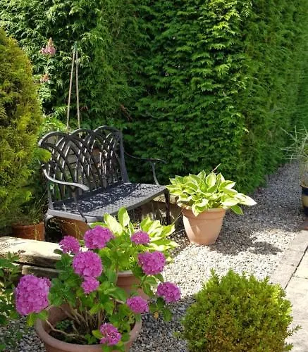 Dom wakacyjny Chaloners, Free Parking, Large Garden, Close To Races & Centre